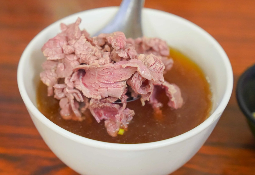 台南凌晨牛肉湯攻略：深夜美食的秘密與最佳品嚐時機
