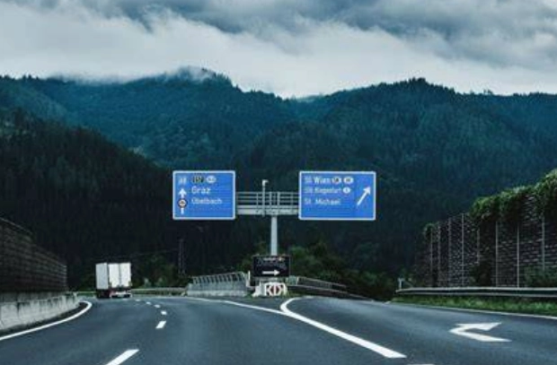 奧地利自駕全攻略：路線規劃、租車技巧與必遊景點