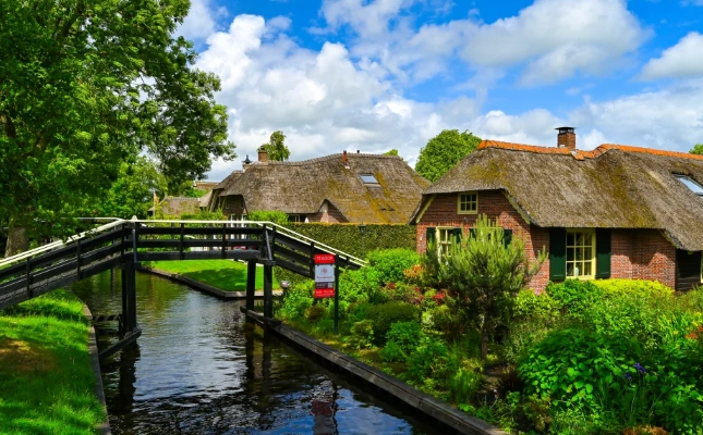 阿姆斯特丹到羊角村交通全攻略：火車、巴士、自駕最省時方案